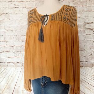 Gimmicks BKE boho embroidered blouse